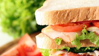 Utazik? Vigyen magával valami harapnivalót. Például egy szendvicset. 